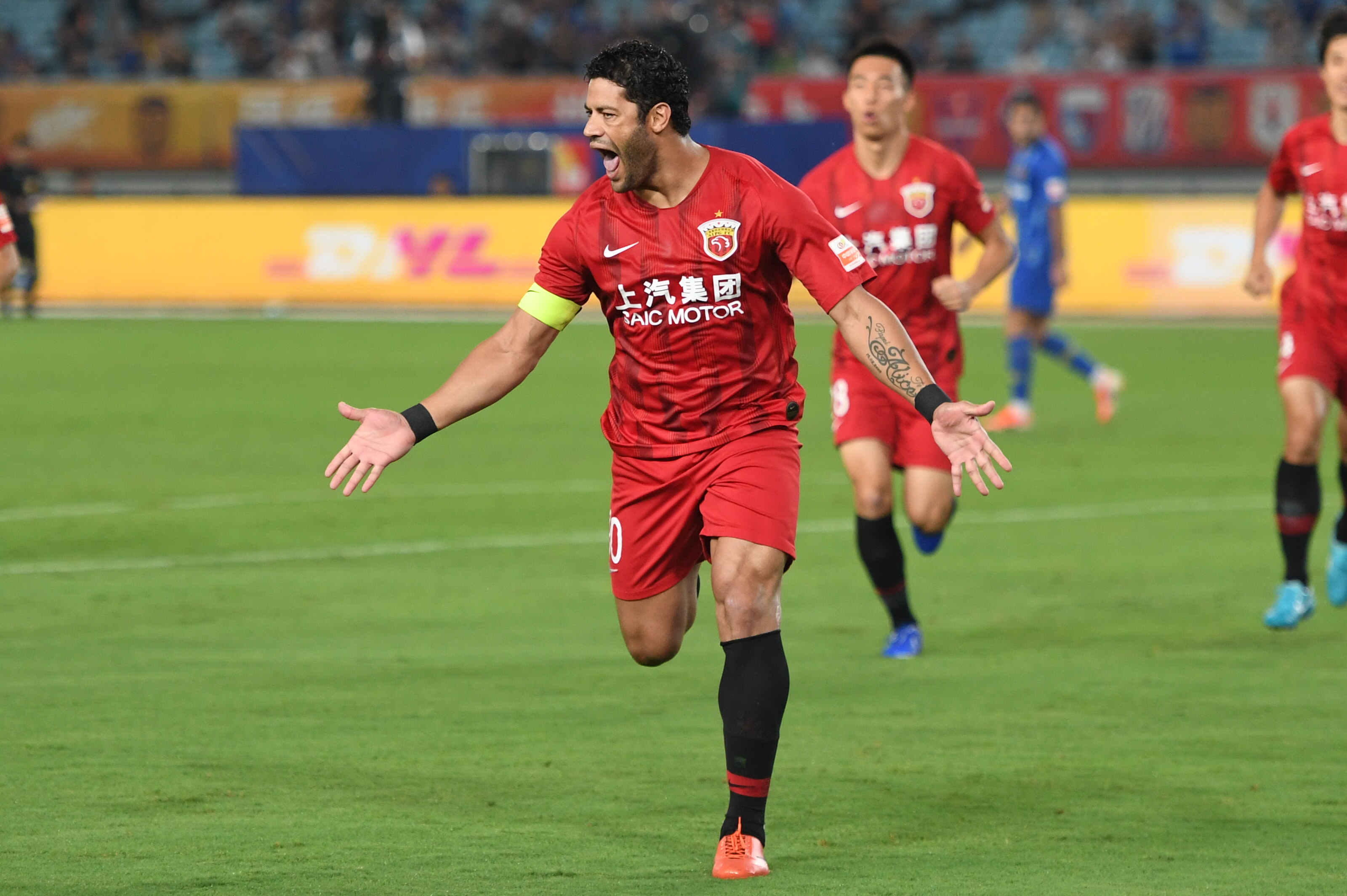 C罗未婚妻乔治娜点赞梅西妻子安东内拉夺冠帖（C罗未婚妻乔治娜为梅西妻子安东内拉夺冠动态点赞）