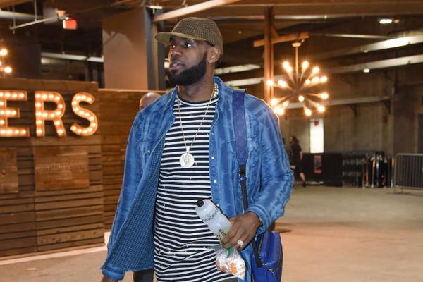 对手主教练无奈摇头（对方主帅无奈摇头）