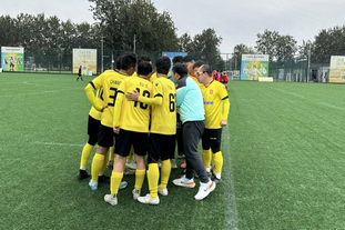 再遭失利，内马尔不满自己被换下并直接返回更衣室（再度失利，内马尔不满被换下径直返回更衣室）