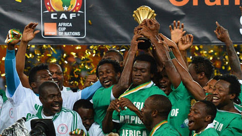 TA：阿莫林会坚持三后卫阵型，他认为这可以带领曼联重夺奖杯（TA：阿莫林将延续三中卫体系，坚信此举能助曼联再捧冠军）