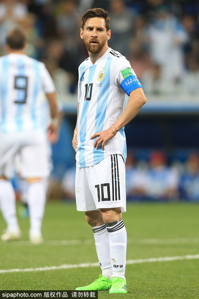 记者：朗斯将签下莱比锡中场海达拉，转会费200万欧+浮动（据记者报道，朗斯将签下莱比锡中场海达拉，转会费为200万欧元并含浮动条款）