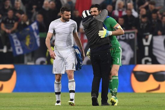 媒体人热议汪士钦染红：估计又得被网暴了，完全不像职业球员（媒体人评汪士钦红牌：恐再陷舆论风波，表现不够职业）