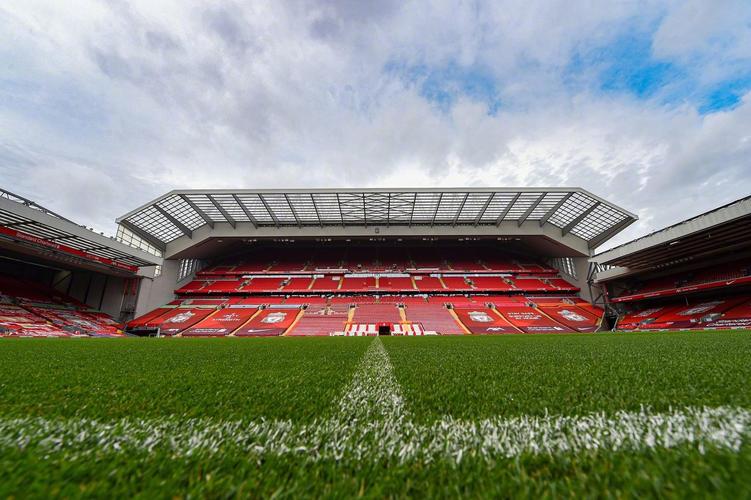 利物浦对施洛特贝克表现出浓厚兴趣，有望在2026年夏天转会，转会费可能达5000万英镑。（利物浦锁定施洛特贝克：2026年夏窗有望加盟，转会费或达5000万英镑）