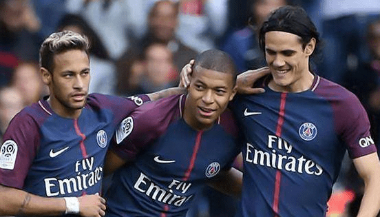 这大坏蛋！海港队庆祝夺冠时，蒋光太扒掉了古斯塔沃的裤子（庆冠夜笑翻场：海港队庆祝时，蒋光太恶作剧拉下古斯塔沃的球裤）