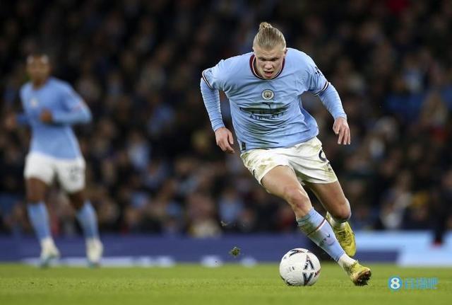 穆勒：梅西的踢球风格是纯粹的天赋，C罗的职业精神更突出（穆勒：梅西天赋尽显，C罗职业精神更出众）