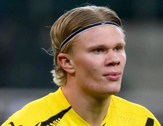 记者：曼联正在物色明年引进的防线球员，名单上大约有10人（记者称曼联已启动明年后防引援搜寻，候选名单约10人）